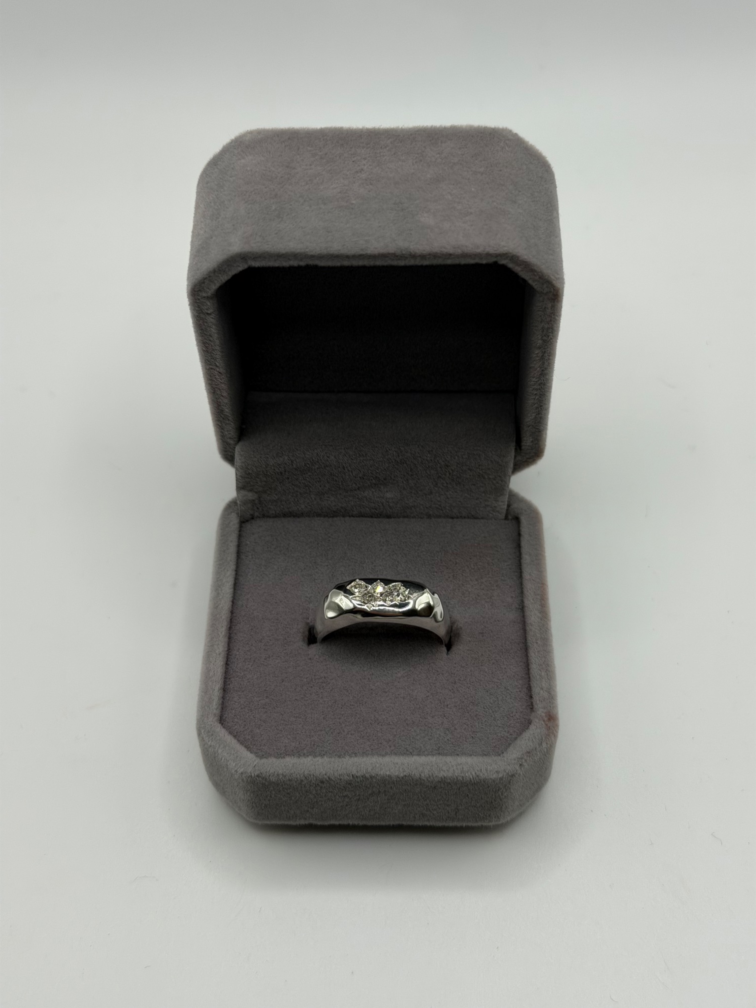 Organic band worn on hand